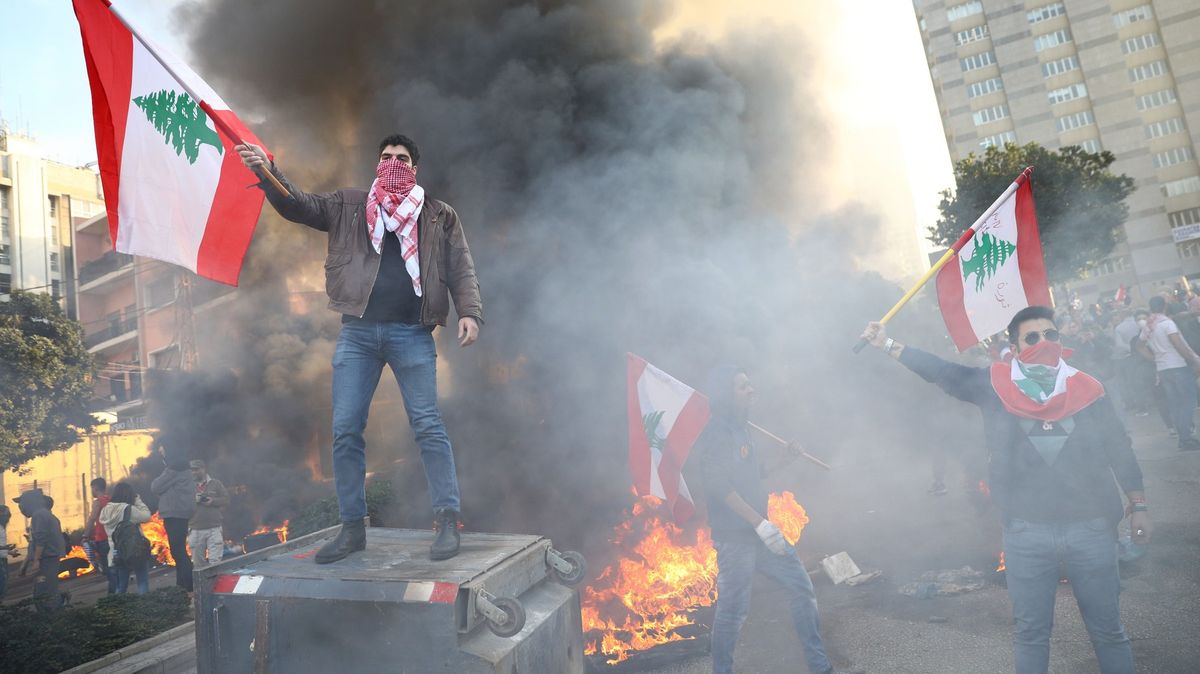 Obrazem: Poklidné protivládní protesty v Libanonu přerostly v násilí